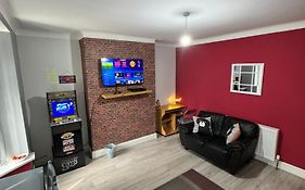 Giga Residential 4 Bedrooms, 8 Guests , Near City Centre, Arcade Machine, Sky Tv, Netflix, Free Wifi, Free Parking